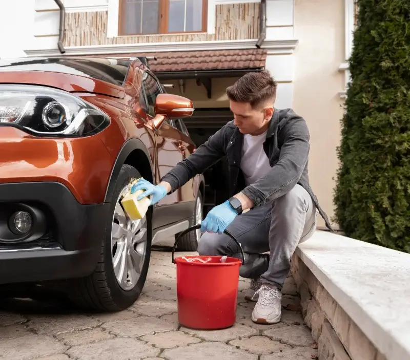Lavage auto à domicile Saint-Hilaire-la-Treille : professionnel intervenant sur un véhicule